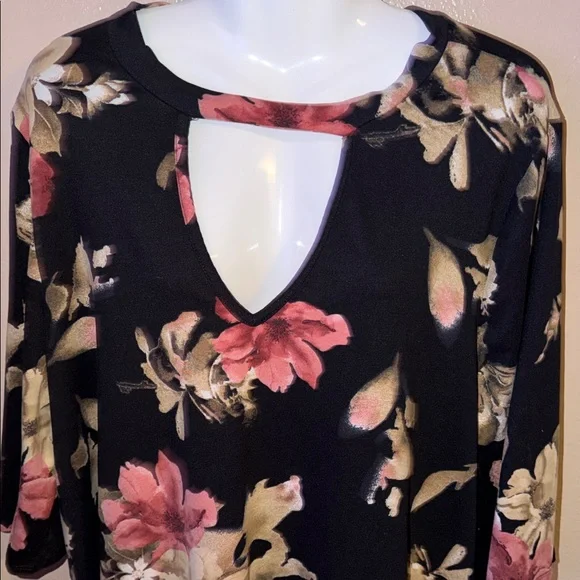 Floral Keyhole Women's Top 2X - Picture 3 of 7